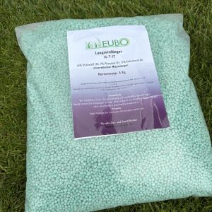 Sack Rasendünger auf grünem Rasen