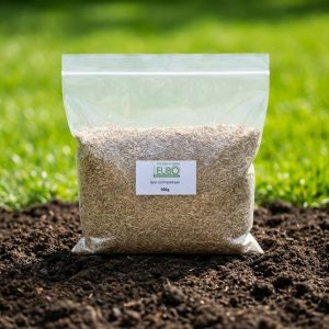 Beutel mit Rasensamen auf Erde im Garten